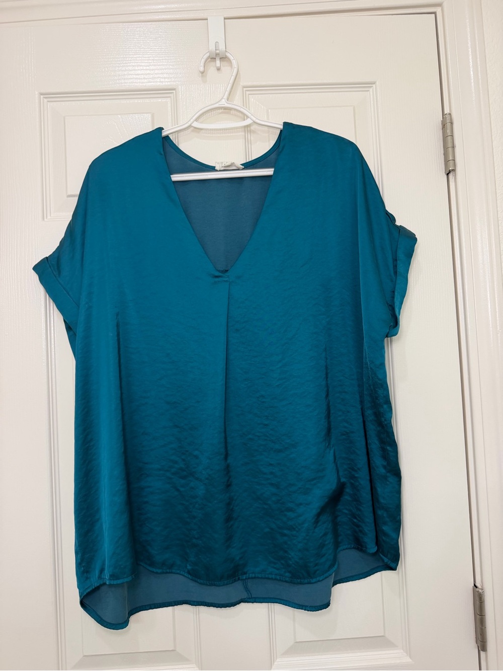 eesome Teal V-Neck Short Sleeve Satin-Look Top